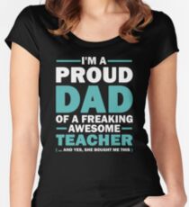 Camiseta entallada de cuello ancho Soy un orgulloso papá de un maestro impresionante Freaking. (sí, ella me compró esto) Regalo del Día del Padre para papá.