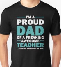 Ich bin ein stolzer Vater eines aufregenden ehrfürchtigen Lehrers. (Ja sie hat mir das gekauft) Vatertag Geschenk für Papa. Unisex T-Shirt
