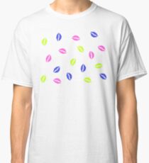 80er Jahre Neon Pink Kuss Pop Art Liebe Romantik Leidenschaft Lippen in gelb grün blau Classic T-Shirt