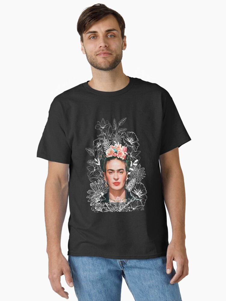 Aperçu 1 sur 7. T-shirt classique avec l'œuvre Portrait de Frida Kahlo couleur, fleurs blanches, fond noir créée et vendue par RebecaCuellar.