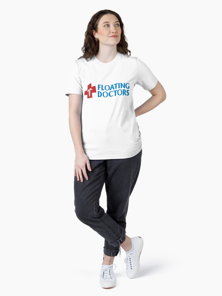 Imagen 4 de 7, Camiseta esencial con la obra Logotipo de cruz médica de médicos flotantes, diseñada y vendida por FloatingDoctors.