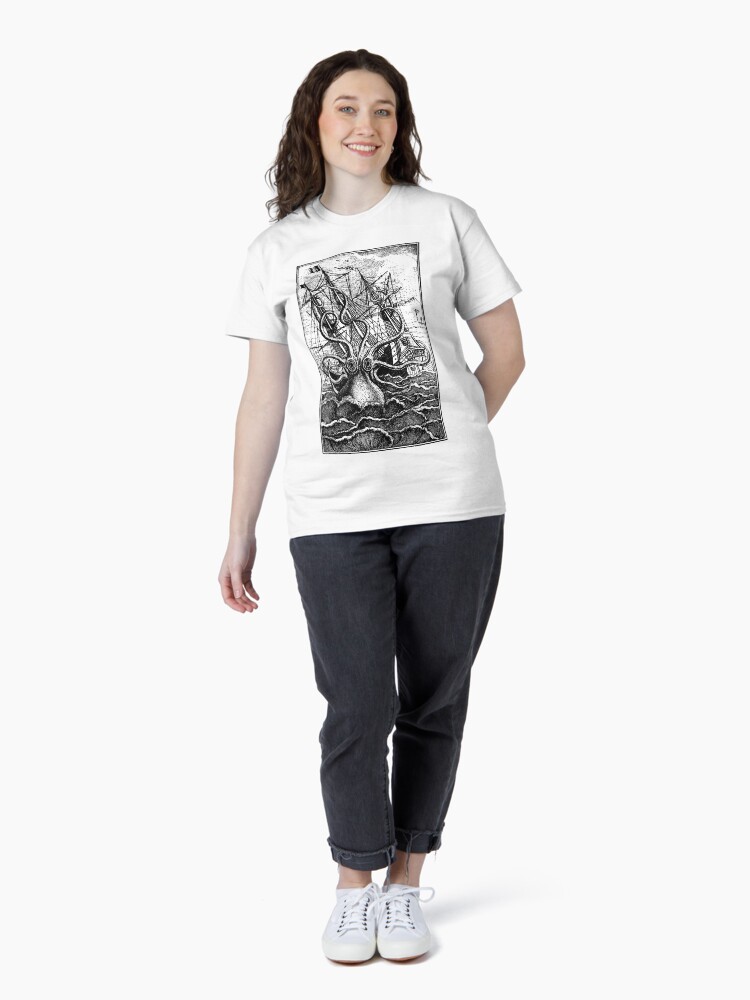 Imagen 4 de 7, Camiseta clásica con la obra Ilustración de barco de ataque Kraken vintage, diseñada y vendida por monsterplanet.