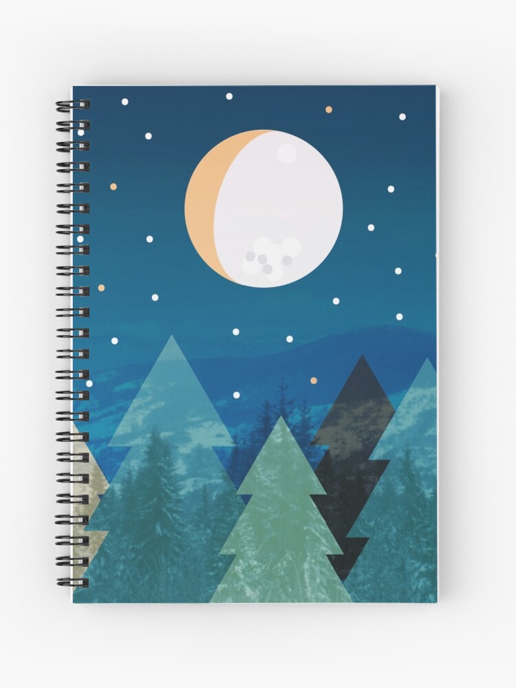 Cuaderno de espiral «Bosque de coníferas con el fondo del cielo azul  oscuro. Luna llena. Dibujo» de aquapixel | Redbubble