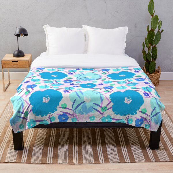 Aperçu de l'œuvre Fleurs audacieuses - bleu, aqua et violet sur blanc créée et vendue par AlteredAtelier.