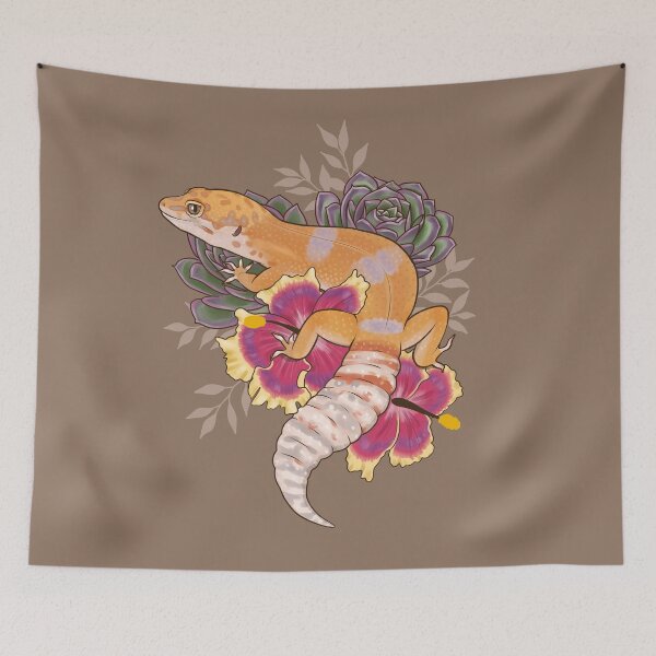Artikelvorschau, Leopard Gecko mit Sukkulenten und Hibiskus entworfen und verkauft von Paige Penrose.