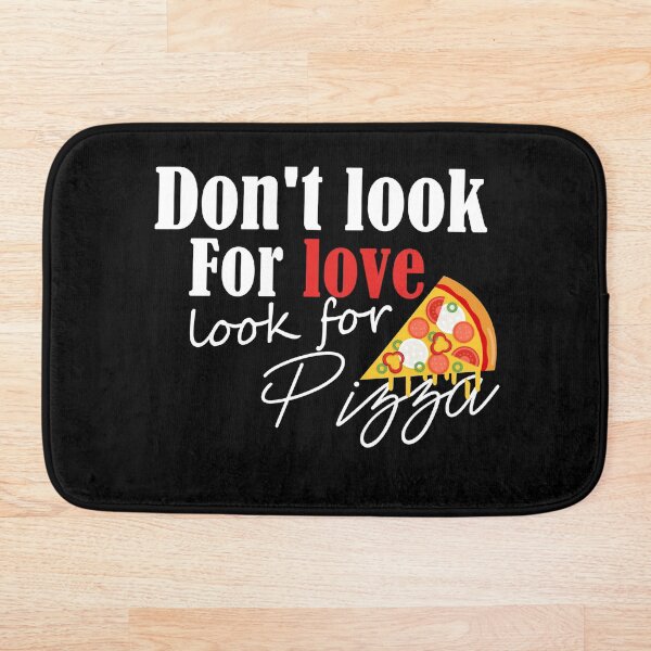 Aperçu de l'œuvre Ne cherchez pas l'amour, cherchez une pizza, une pizza drôle, un cadeau pour les amateurs de pizza créée et vendue par REDDLINE.
