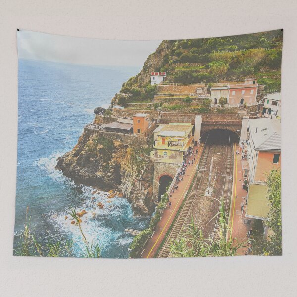 Artikelvorschau, Eine Küstenbahn und das blaue Meer der Cinque Terre entworfen und verkauft von MsKapolo.