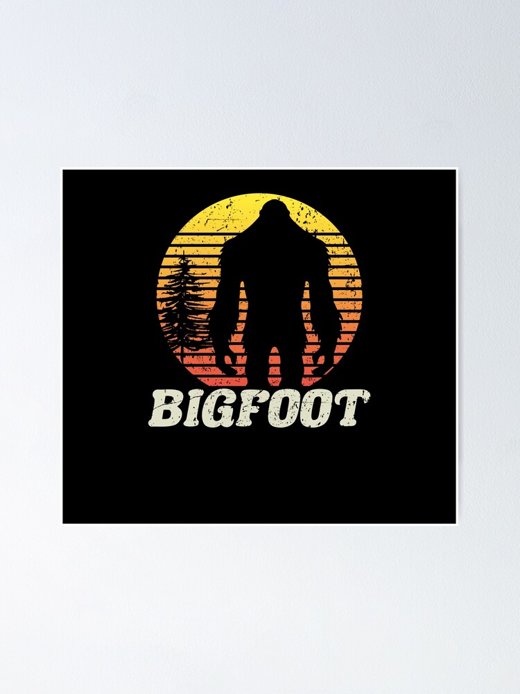 Poster « Forêt de Sasquatch graphique rétro Bigfoot Sunset », par ...