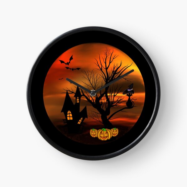 Halloween Katze mit Zauberhut in einem blattlosen Baum, leuchtende Kürbisse, Fledermäuse und eine alte Villa Uhr