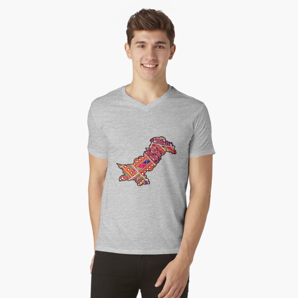 Aperçu de l'œuvre T-shirt col V créée et vendue par daniashoaib.
