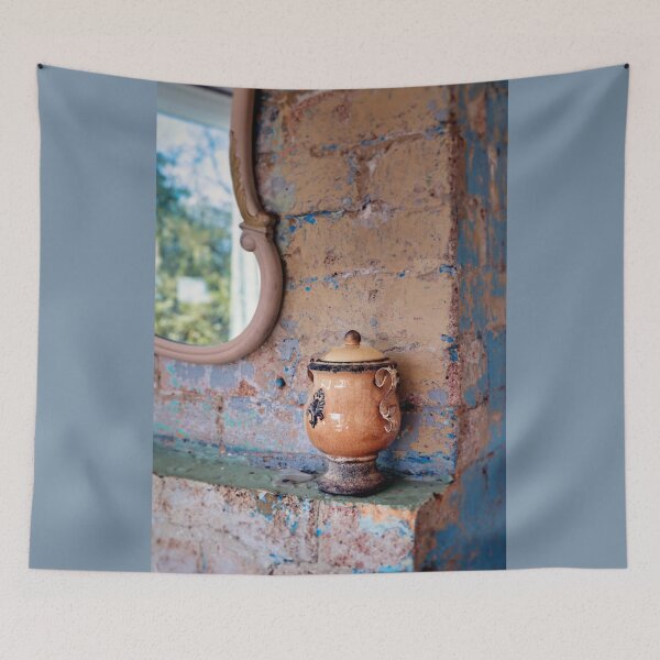 Aperçu de l'œuvre Vieille urne sur cheminée créée et vendue par Carolyn's Captures - Original Photohgraphy.