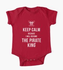 Bleib ruhig, denn ich werde zum Piratenkönig T-Shirt / Handyhülle / Mehr Kurzärmeliger Einteiler