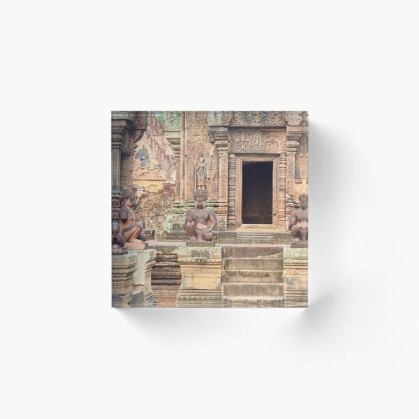 Aperçu de l'œuvre Statues du Ramayana au Temple de Banteay Srei, Cambodge créée et vendue par Sailingstone Travel.