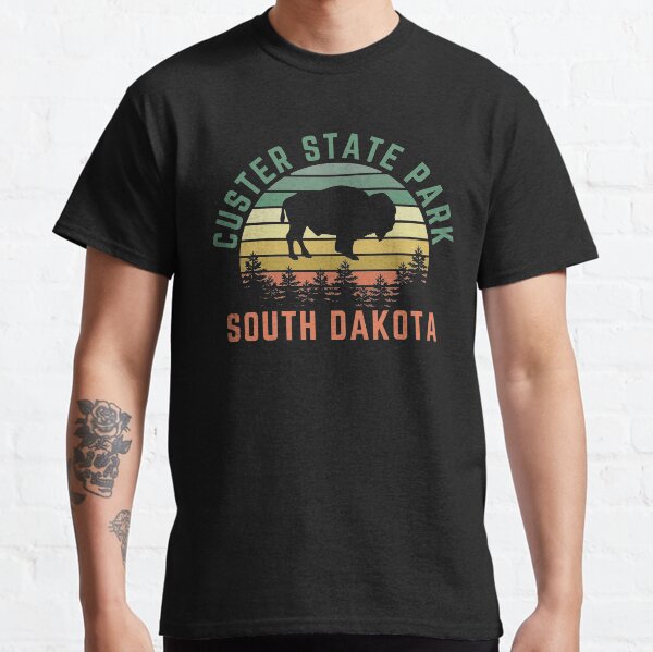 Vista previa del artículo con la obra «Custer State Park South Dakota Buffalo Retro Sunset Black Hills Forest Camiseta con etiqueta», diseñado y vendido por Pittsburgh 412 Steel City Yinzers.