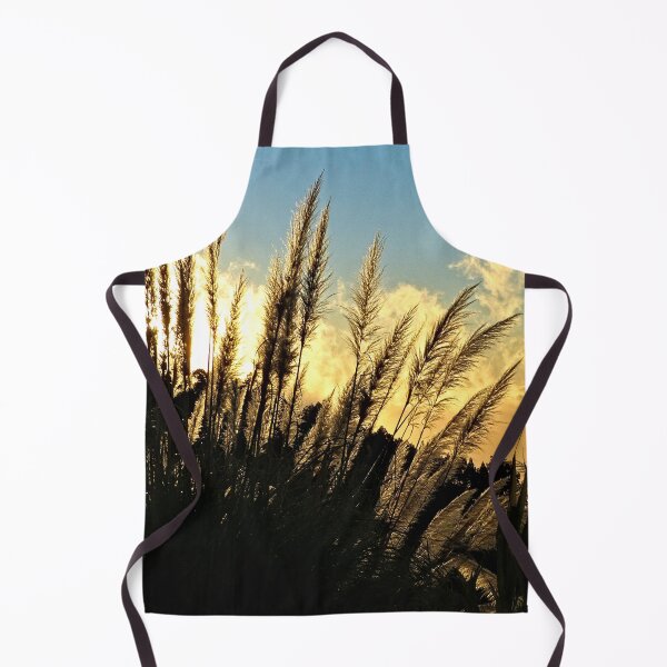 Artikelvorschau, Blühende Pampa Grasfahnen Sonnenuntergang Bewölkter Himmel entworfen und verkauft von Anna Lemos.