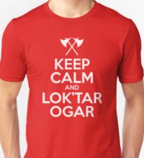 Bleib ruhig und Lok'tar Ogar Slim Fit T-Shirt