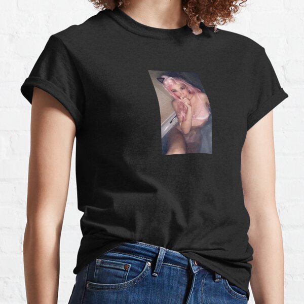 Belle Delphine en un baño Camiseta clásica