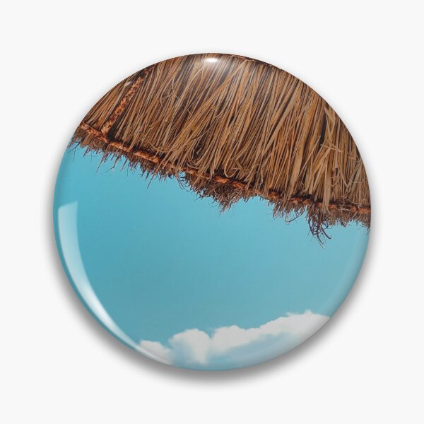 Aperçu de l'œuvre Paradis ciel bleu clair avec parasol de paille à la plage créée et vendue par SandShopDesigns.