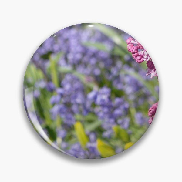 Artikelvorschau, Lila Fliederblüten auf Glockenblumenhintergrund entworfen und verkauft von Rod Raglin.