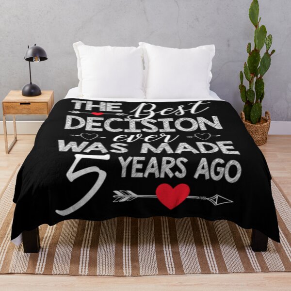 Artikelvorschau, 5. Hochzeitstag Geschenke T-Shirt5th Wedding Anniversary Shirt für Paare entworfen und verkauft von BagBmam.