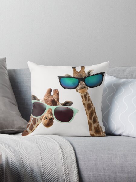 Artikel-Vorschau von Zwei lustige Giraffen gehen inkognito, verkleidet (große Sonnenbrille)., designt und verkauft von JellyBeenzz.