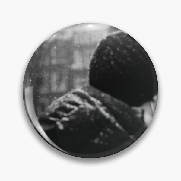 Aperçu de l'œuvre grayscale photo of woman in knit cap and scarf créée et vendue par buucake.