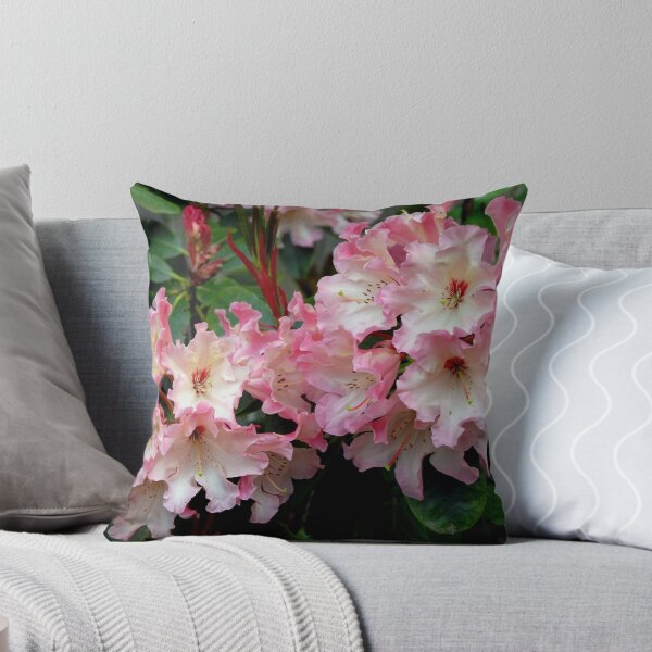 Artikelvorschau, Ein perfekter Frühling Rhododendron entworfen und verkauft von Marjorie Wallace.