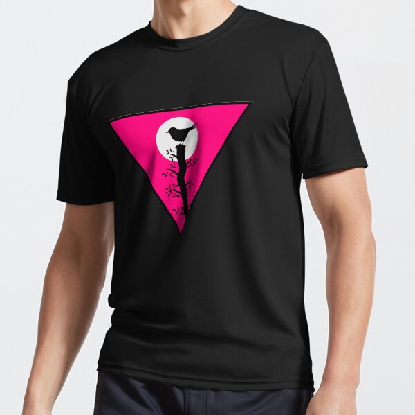 Un pájaro parado sobre un árbol cortado. Camiseta deportiva