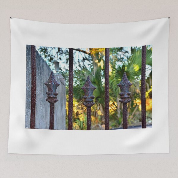 Aperçu de l'œuvre Porte du cimetière DuBignon Jekyll Island Géorgie créée et vendue par LisaWootenPhoto.