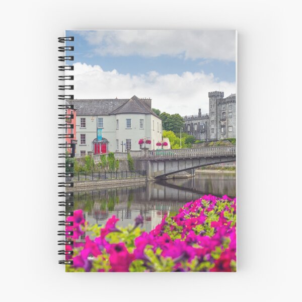 Artikelvorschau, Blick auf den Fluss Kilkenny Burg und Brücke entworfen und verkauft von morrbyte.