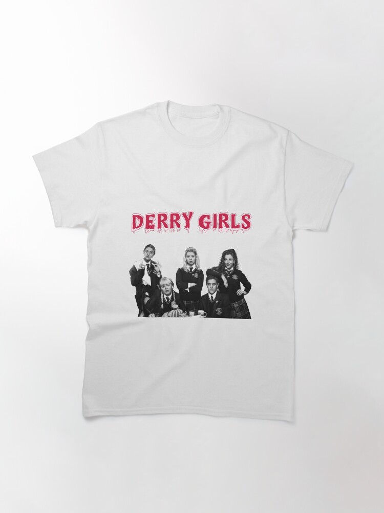 Imagen 3 de 7, Camiseta clásica con la obra chicas derry, diseñada y vendida por fakehala.