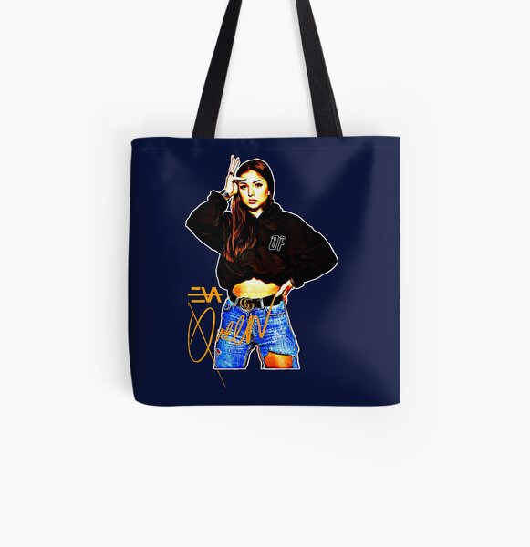 Une femme Wearung veste noire et jean Tote bag doublé