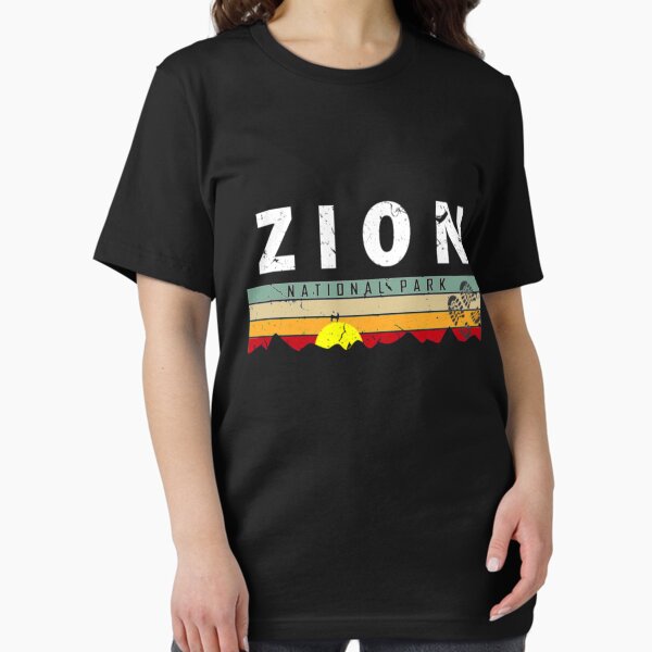 Vista previa del artículo con la obra «Camiseta Retro Sun del Parque Nacional Zion», diseñado y vendido por Clavitaps.