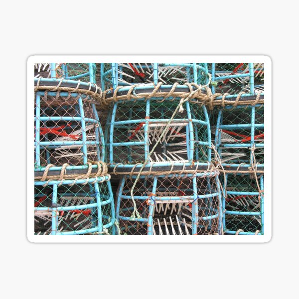 Vista previa del artículo con la obra «Ollas de langosta azul apiladas contra la pared del puerto - Fotografía en color», diseñado y vendido por Rocketman2017.