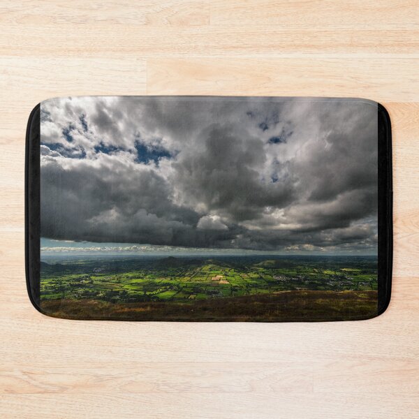 Artikelvorschau, Sturm am Himmel, Sonnenschein und Regen unter den Wolken, Blick vom Gipfel des Berges Slieve Gullion im Süden der Grafschaft Armagh, Nordirland entworfen und verkauft von AlbertMi.