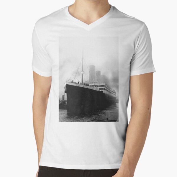 Titanic in dock in Southampton V-Neck T-Shirt
