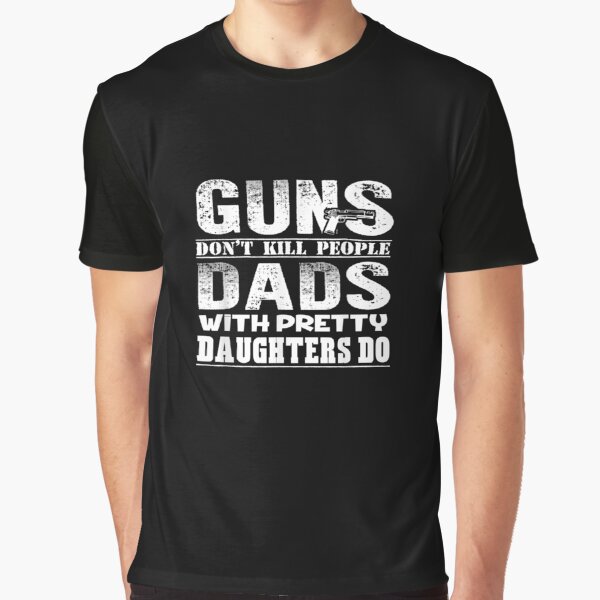 Vista previa del artículo con la obra «Camiseta Gúns Don't Kill People Papás con hijas bonitas», diseñado y vendido por KUJTVEJJ.