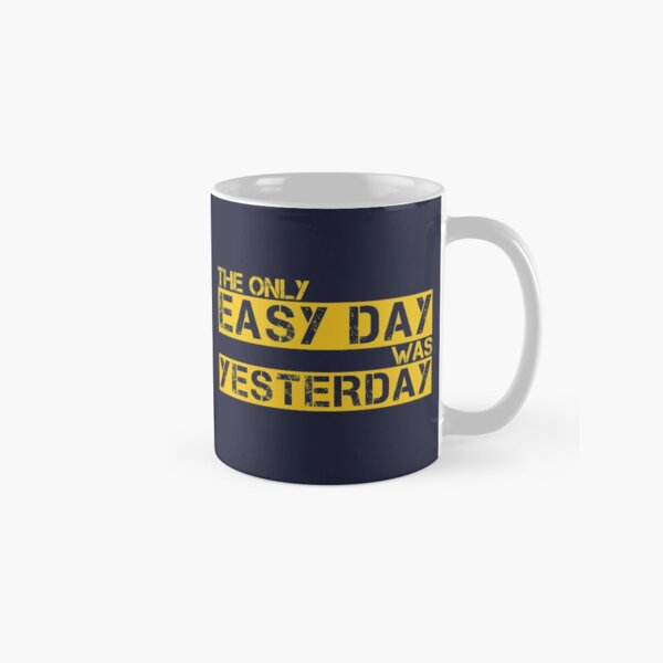 Aperçu de l'œuvre La seule journée facile a été hier Or / Jaune, bleu marine - motivation créée et vendue par Honest-Quotes.