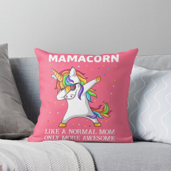 Aperçu de l'œuvre Mamacorn tamponnant la licorne avec des cheveux arc-en-ciel et des étincelles. Fond rose pour chemises légères. créée et vendue par MagicStrawberry.