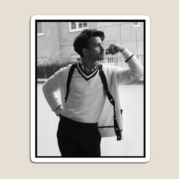 Aperçu de l'œuvre Jonathan Bailey Cardigan pose créée et vendue par emmagrace2194.