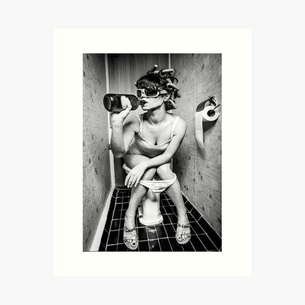 Aperçu de l'œuvre Femme buvant sur les toilettes créée et vendue par firstadam.