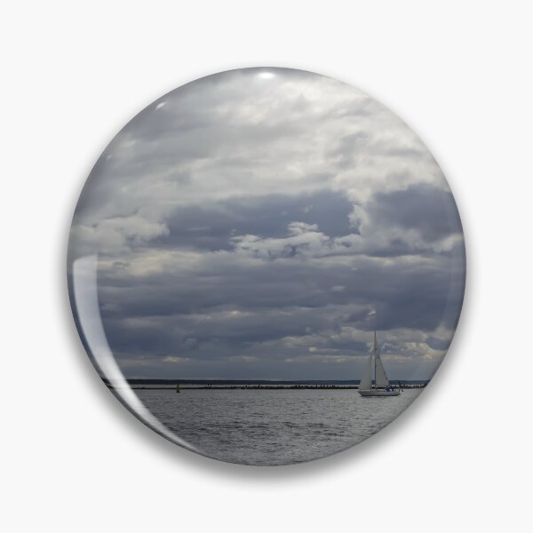 Artikelvorschau, Weißes Segelboot und abgestreifter Leuchtturm in der Ostsee entworfen und verkauft von lena-maximova.