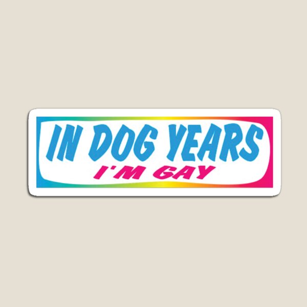 Vista previa del artículo con la obra «En años de perro soy gay pegatina para el parachoques», diseñado y vendido por fantaztik.