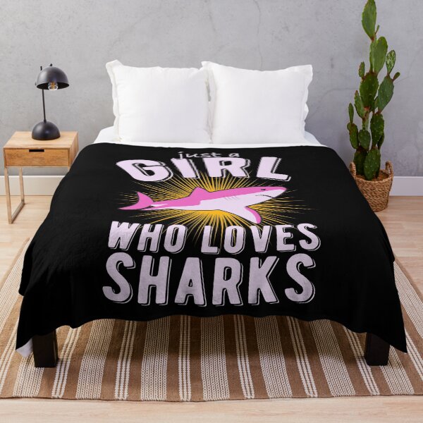 Artikelvorschau, Nur ein Mädchen, das Haie liebt Pink Shark Color entworfen und verkauft von roocky.