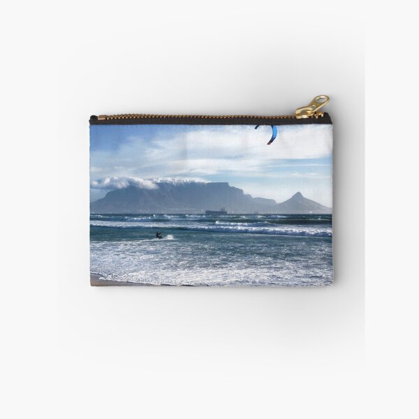 Artikelvorschau, Drachen, der in Cape Town, Südafrika surft entworfen und verkauft von SeeOneSoul.