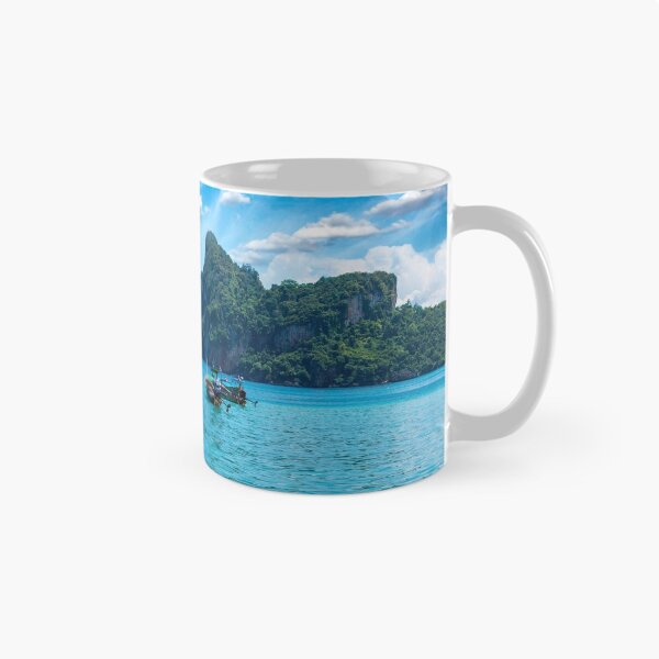 Artikelvorschau, Long Tail Boot auf dem Meer mit blauem Himmel entworfen und verkauft von JTS STORE.