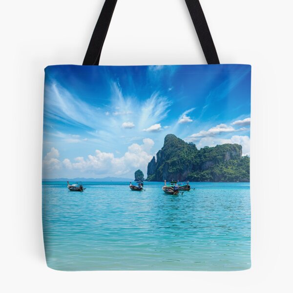 Artikelvorschau, Long Tail Boot auf dem Meer mit blauem Himmel entworfen und verkauft von JTS STORE.