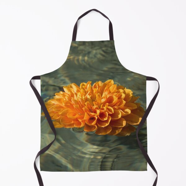Artikelvorschau, Schwimmender Herbst - Chrysanthemenblüte im Brunnen entworfen und verkauft von Georgia Mizuleva.