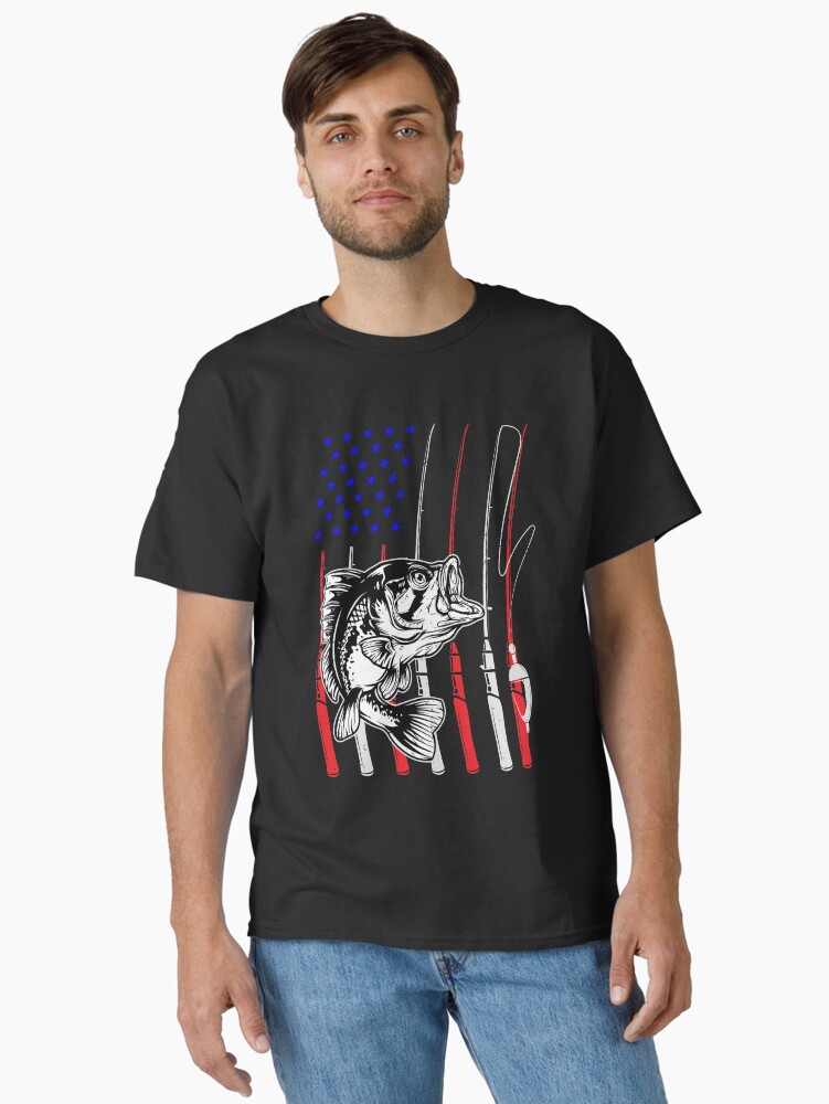 Imagen 1 de 7, Camiseta clásica con la obra Pesca Bandera Americana Bandera Caña De Pescar Americana, diseñada y vendida por Enomis72.