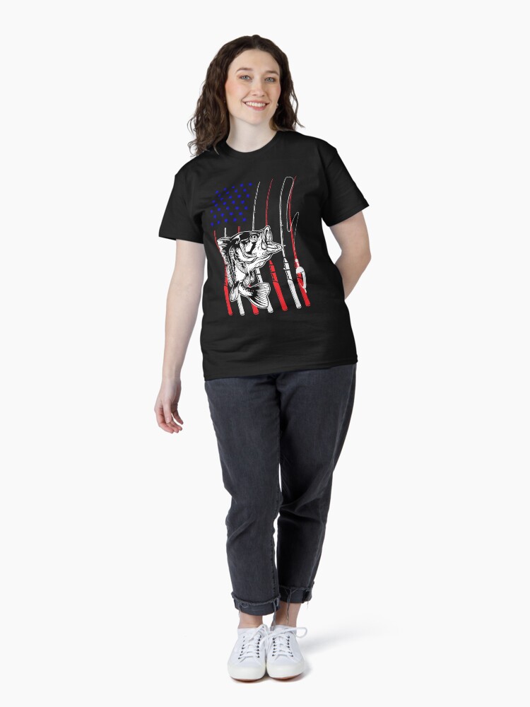 Imagen 4 de 7, Camiseta clásica con la obra Pesca Bandera Americana Bandera Caña De Pescar Americana, diseñada y vendida por Enomis72.
